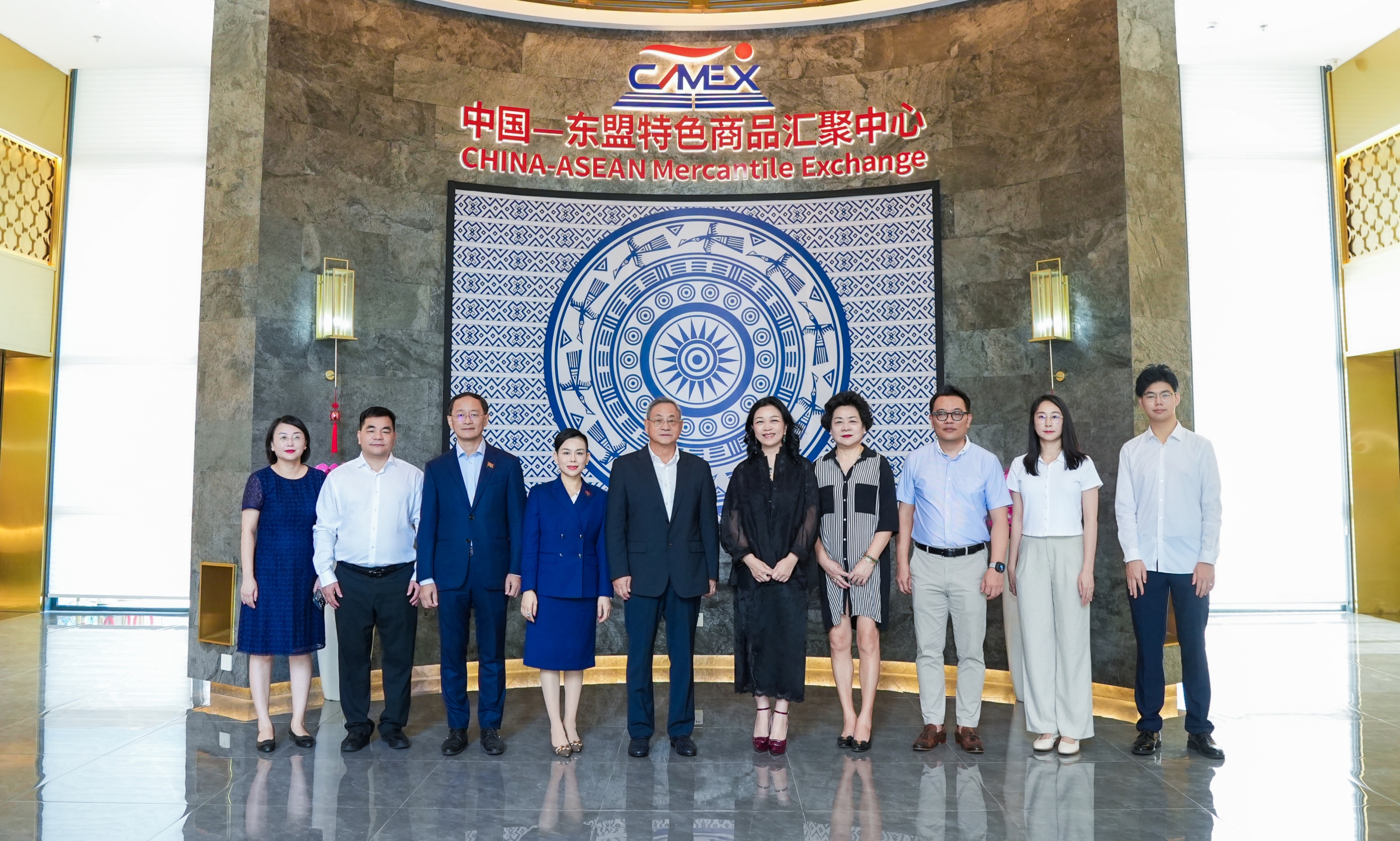 柬埔寨RCEP產(chǎn)業(yè)合作委員會(huì)及柬埔寨國(guó)際商會(huì)青年發(fā)展處一行到匯聚中心、水果交易中心參觀(guān)考察