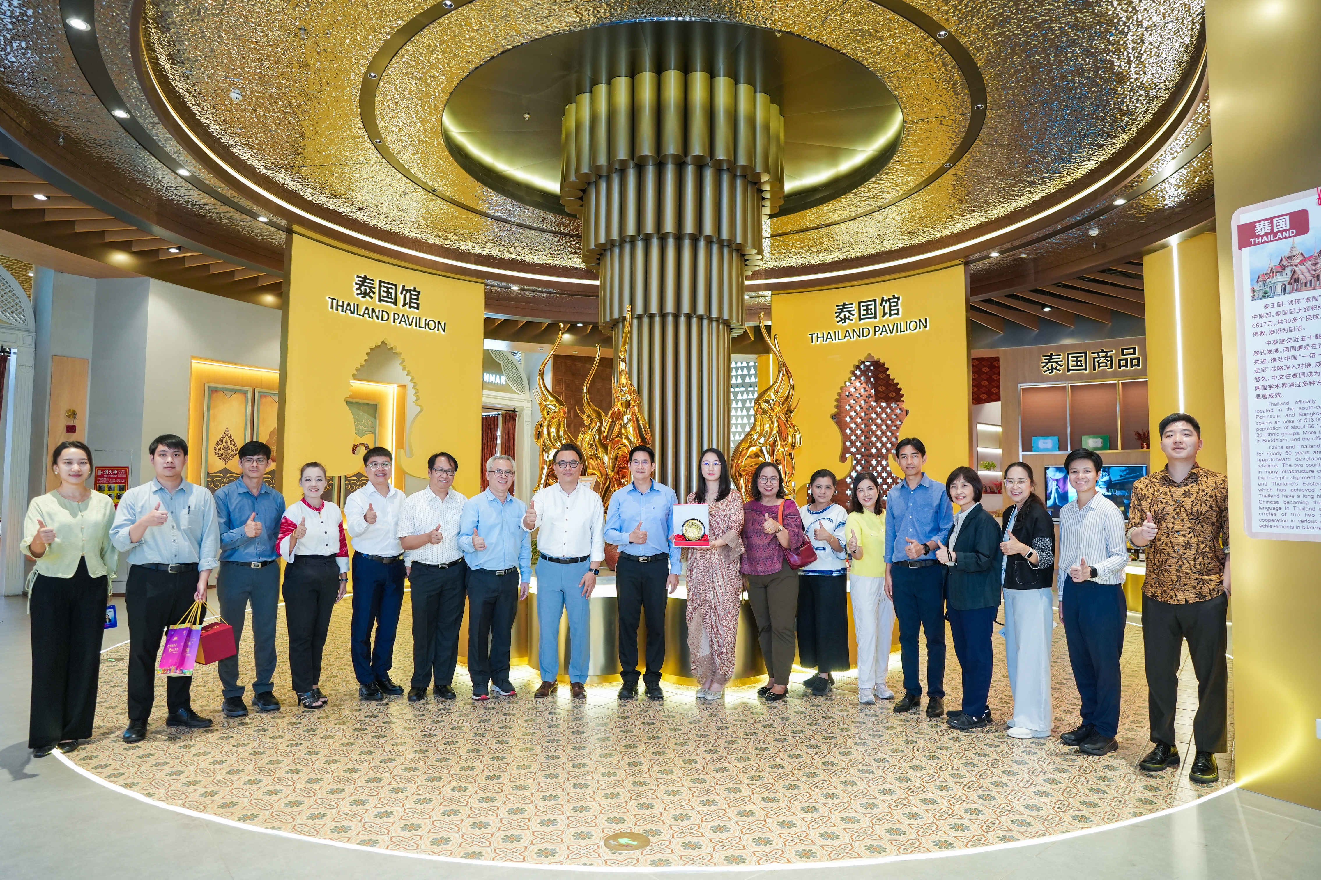 泰北經(jīng)濟(jì)領(lǐng)域公務(wù)員代表團(tuán)一行到中新物流園、匯聚中心參觀(guān)考察